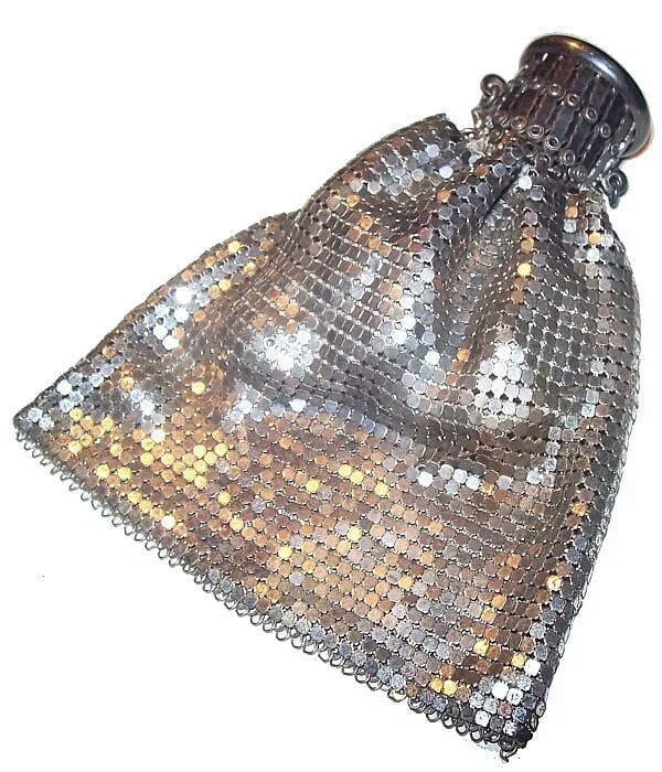 brightgems4u's tweet image. #silvermeshpurse #dancepurse #flapperstyle #artdecofashion #purses #metallics #vintagepurse #1930sfashion #brightgemstreasures #21vintagestreet dlvr.it/RX2ct7