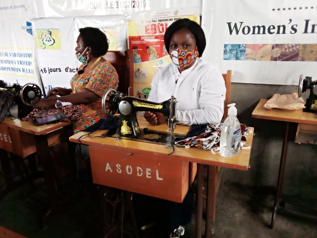 Cafd77172605's tweet photo. @ffcrdc Nord Kivu port du masque obligatoire.. le Collectif des associations des femmes s'engagent dans la production des masques https://t.co/jegtr8tQ5o