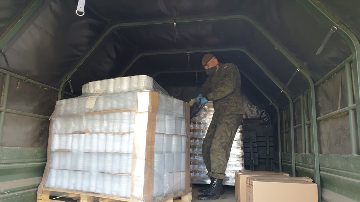 TDFORCE_Poland's tweet photo. Citizen soldiers @terytorialsi #5MBOT are supporting their local community in the town of #Siedlce
NGOs and #foodbanks are helping the city and the surrounding towns and villages, our soldiers provide the logistics and manpower
#AlwaysReady Always Near
#ResilientSpring
#WeAreNATO https://t.co/for01AsLQl