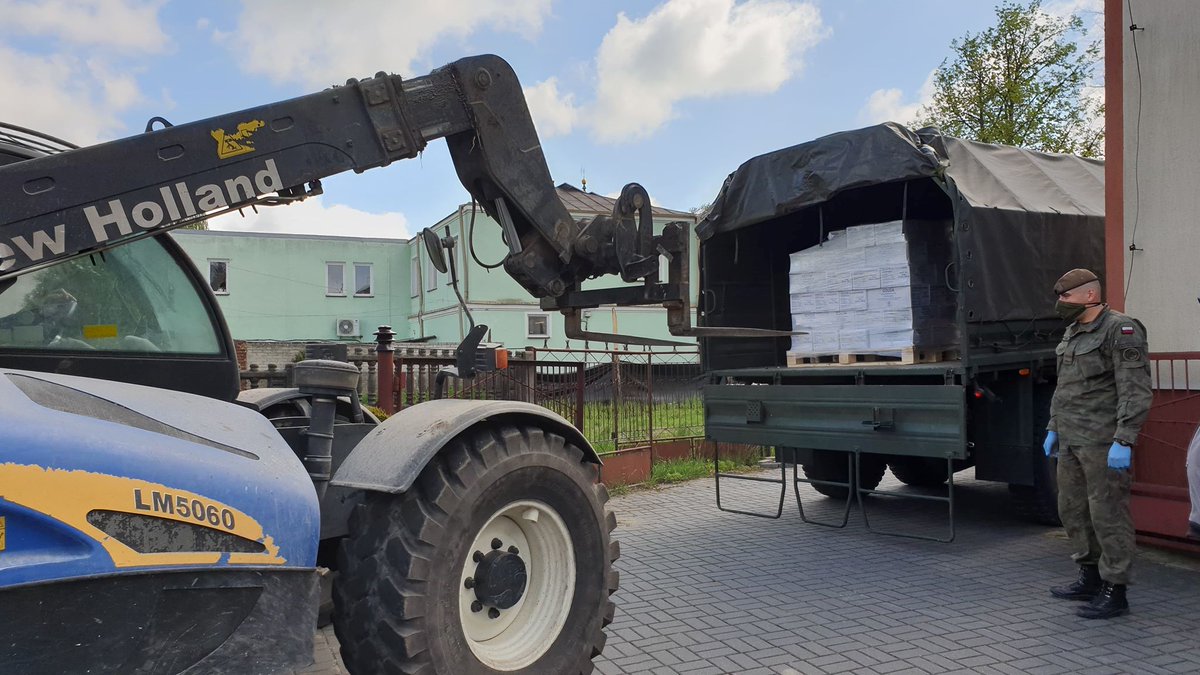 TDFORCE_Poland's tweet photo. Citizen soldiers @terytorialsi #5MBOT are supporting their local community in the town of #Siedlce
NGOs and #foodbanks are helping the city and the surrounding towns and villages, our soldiers provide the logistics and manpower
#AlwaysReady Always Near
#ResilientSpring
#WeAreNATO https://t.co/for01AsLQl