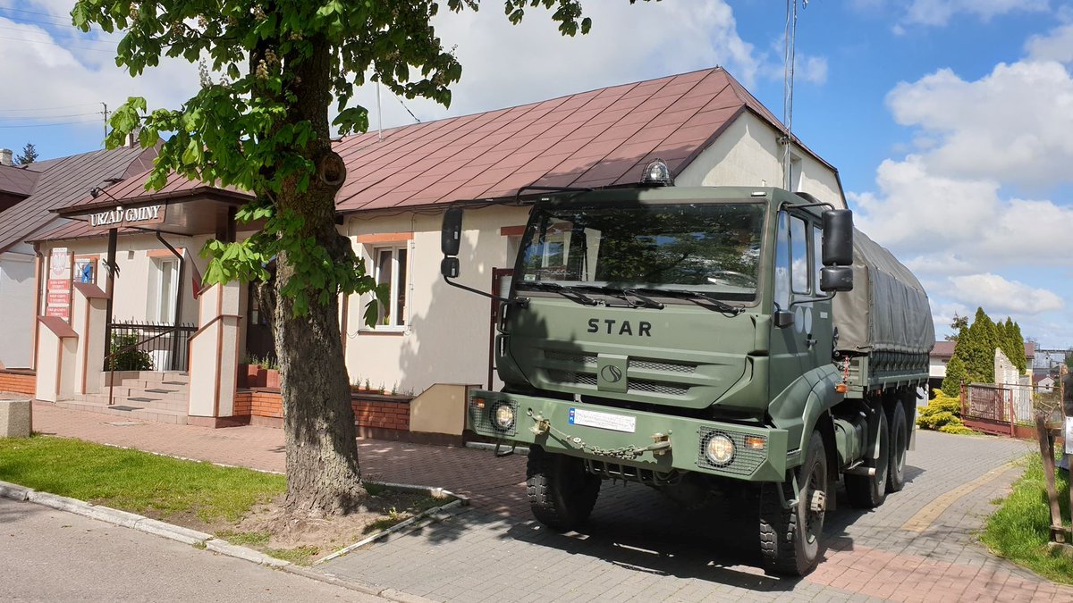 TDFORCE_Poland's tweet photo. Citizen soldiers @terytorialsi #5MBOT are supporting their local community in the town of #Siedlce
NGOs and #foodbanks are helping the city and the surrounding towns and villages, our soldiers provide the logistics and manpower
#AlwaysReady Always Near
#ResilientSpring
#WeAreNATO https://t.co/for01AsLQl