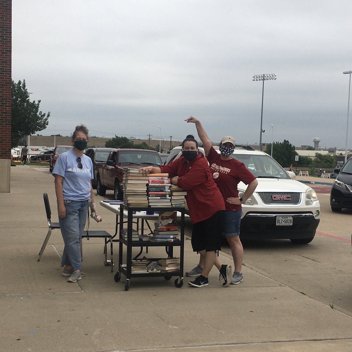 Loved seeing our seniors smiling faces today at Cap &amp; Gown pickup!  <a href="/KellerCentralHS/">Keller Central HS</a> <a href="/CENTRALSENI20RS/">the seniors</a> #ChargerNation #CelebrateKISD