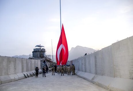eyuperkurt's tweet photo. Sekiz yıl önce sekiz şehit verdiğimiz Kato dağı şehitler tepesine Şimdi bir bayrak dikildi yirmibeş metre yükseklikte Tüm haşmetiyle dalgalanıyor #ŞehitlerÖlmez dercesine https://t.co/Snw1IGqrjx