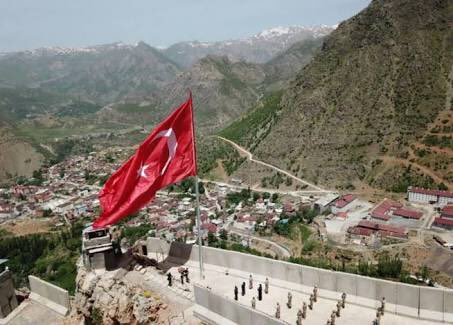 eyuperkurt's tweet photo. Sekiz yıl önce sekiz şehit verdiğimiz Kato dağı şehitler tepesine Şimdi bir bayrak dikildi yirmibeş metre yükseklikte Tüm haşmetiyle dalgalanıyor #ŞehitlerÖlmez dercesine https://t.co/Snw1IGqrjx