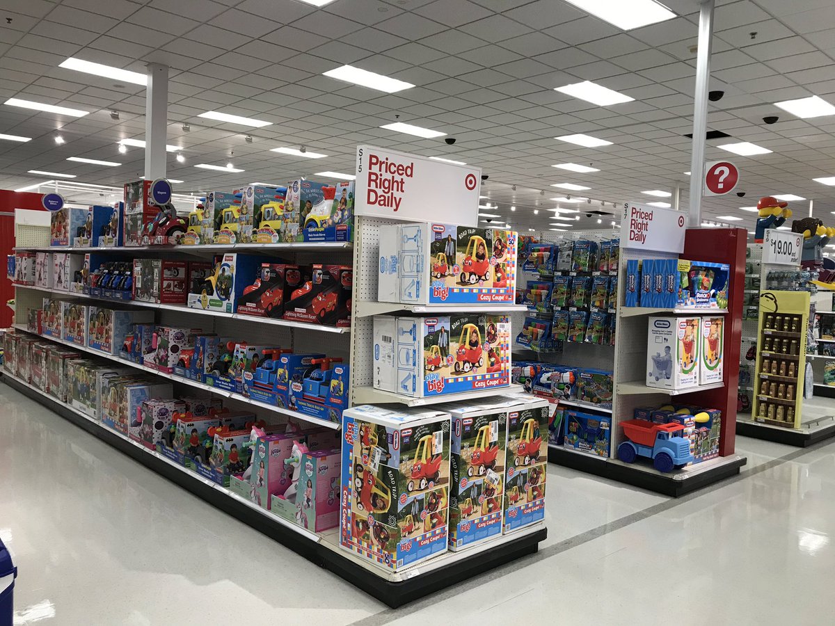 kurtgriebel's tweet photo. Bravo to our DBO’s for keeping it simple and brand as we flex in key areas driving sales! #cleanandeasy @Le_Hulett @marcinkrawat @brittrader_TGT @PaigeWatson_TGT @TargetTess @stevecrawford22 @JaMayaAustin_ @lynchds1 @JenLellig https://t.co/cxnxK2LJsb