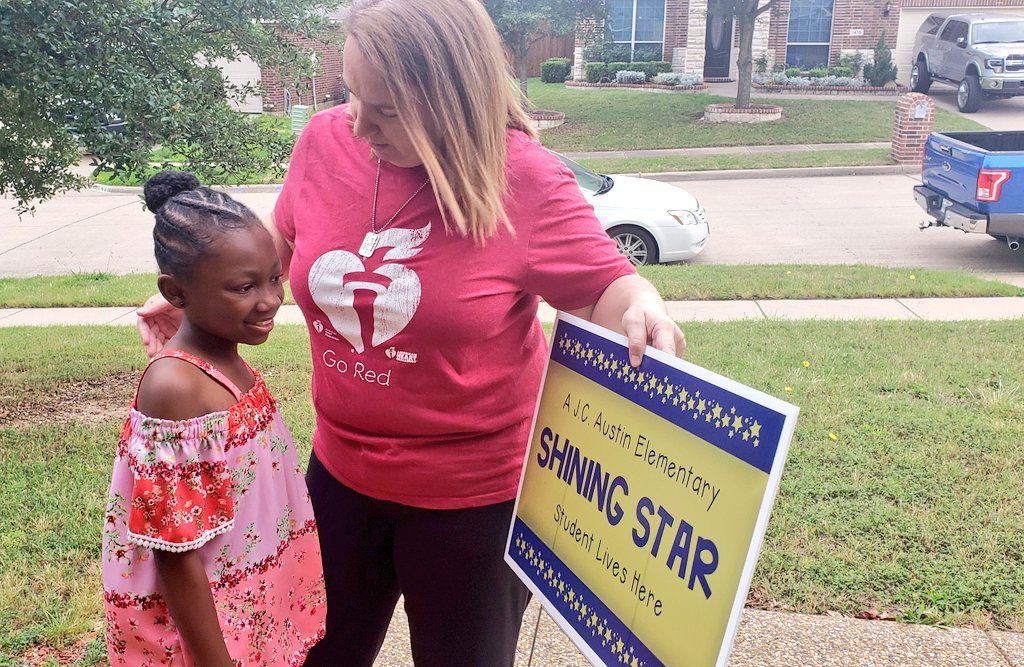 LLJackson08's tweet photo. Miss Mads received a special delivery this morning from Mrs. Mueller! Thank you for coming out our way, @AmyBUMueller, to visit your Shining Star. She loves her sign &amp; she loves you even more! ❤❤❤ @Austinelpride #AustinMISD https://t.co/O5DE0T2miV
