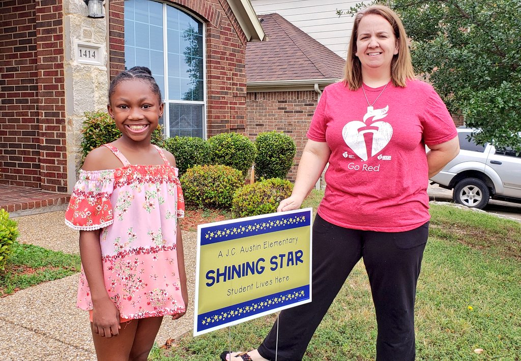 LLJackson08's tweet photo. Miss Mads received a special delivery this morning from Mrs. Mueller! Thank you for coming out our way, @AmyBUMueller, to visit your Shining Star. She loves her sign &amp; she loves you even more! ❤❤❤ @Austinelpride #AustinMISD https://t.co/O5DE0T2miV