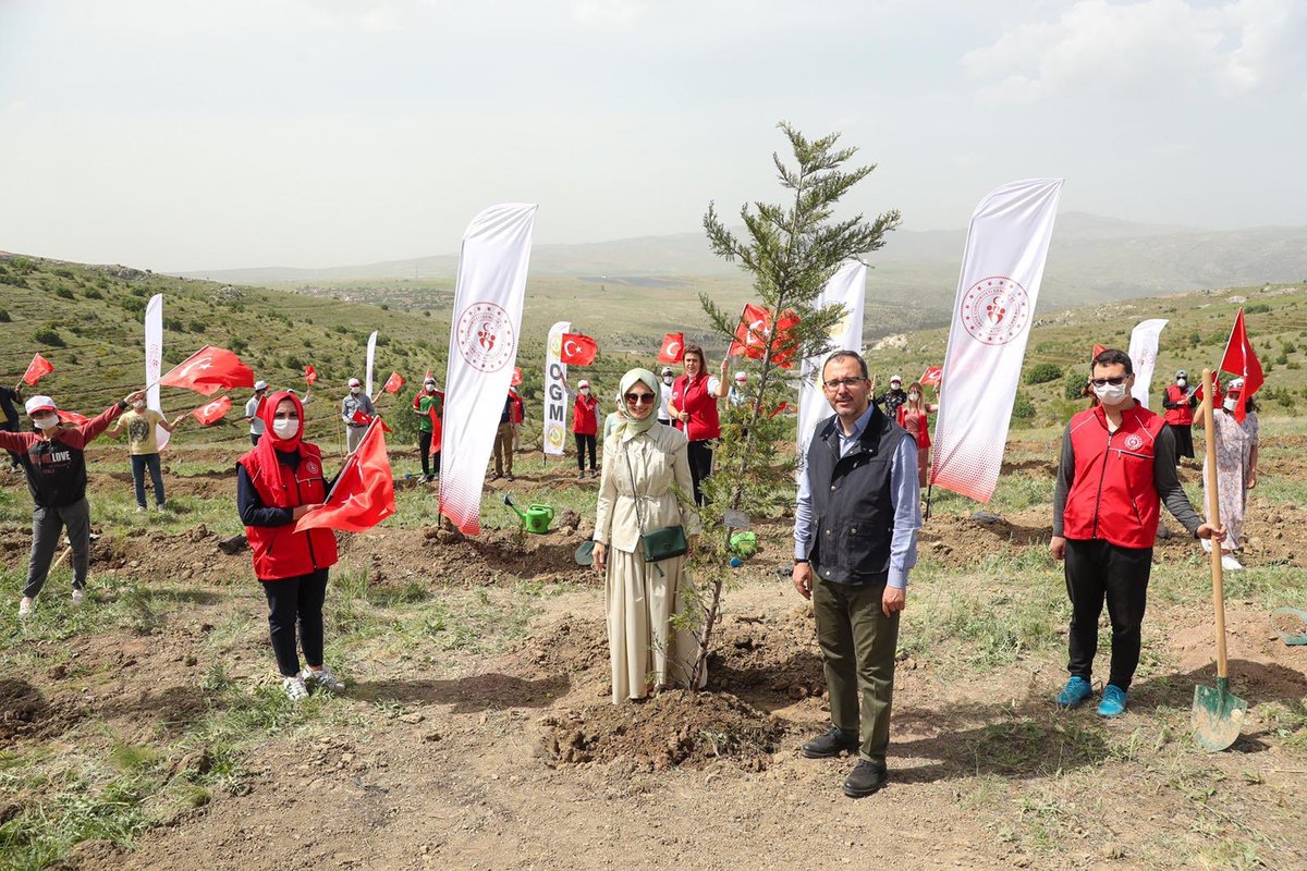 Gençlik, ömrün fidan halidir.. 

Gençlerimize kendi haftalarında kendileri gibi bir armağan vermek istedik ve 1919 fidanı toprakla buluşturduk.

Gençlerimizin, fidanlarımızın ömürleri bereketli, bahtları açık olsun. Gölgeleri mazluma umut, sığınak olsun. #GençlikHaftası