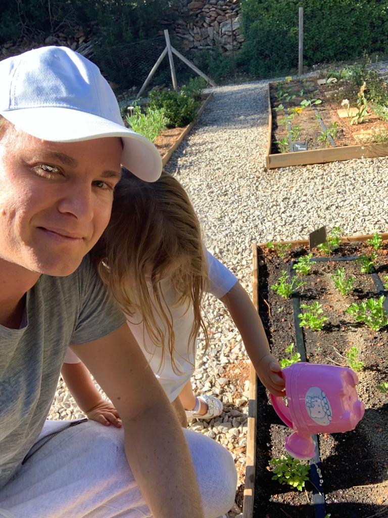 NicoRosberg's tweet image. Today is #WorldBeeDay! Did you know most of our daily nutrition is dependant on bees? Bees pollinate 1/3 of the food we eat &amp;amp; 80% of flowering plants. Many vegetables, fruits &amp;amp; crops rely on them. 

I want to inspire my daughters to appreciate &amp;amp; respect nature from a young age.