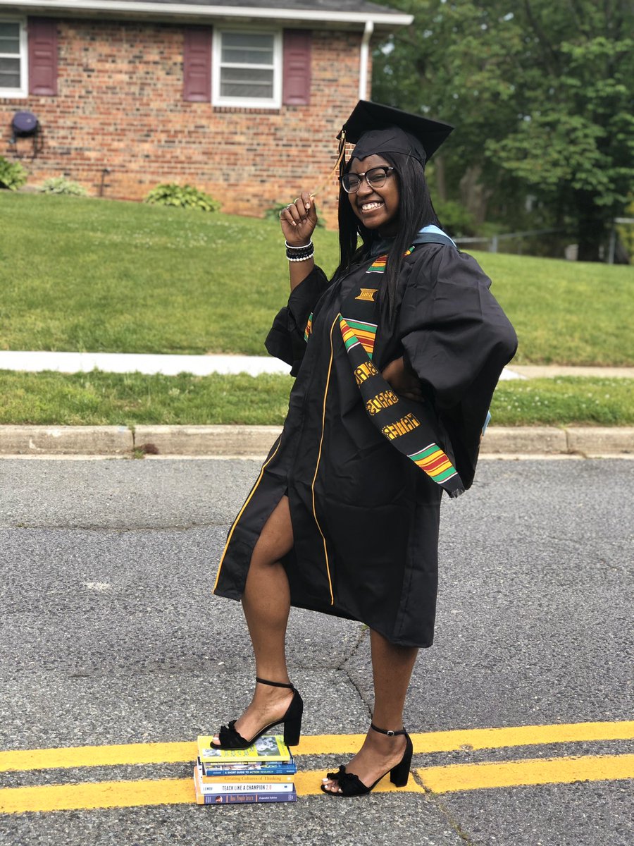 SheSmileBig's tweet photo. Hey guys, I graduated today 🥰 https://t.co/I7GQWzDeOr