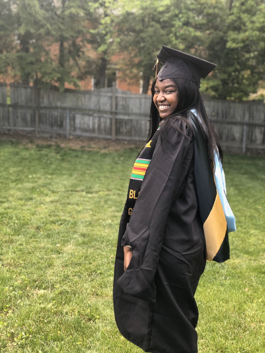 SheSmileBig's tweet photo. Hey guys, I graduated today 🥰 https://t.co/I7GQWzDeOr