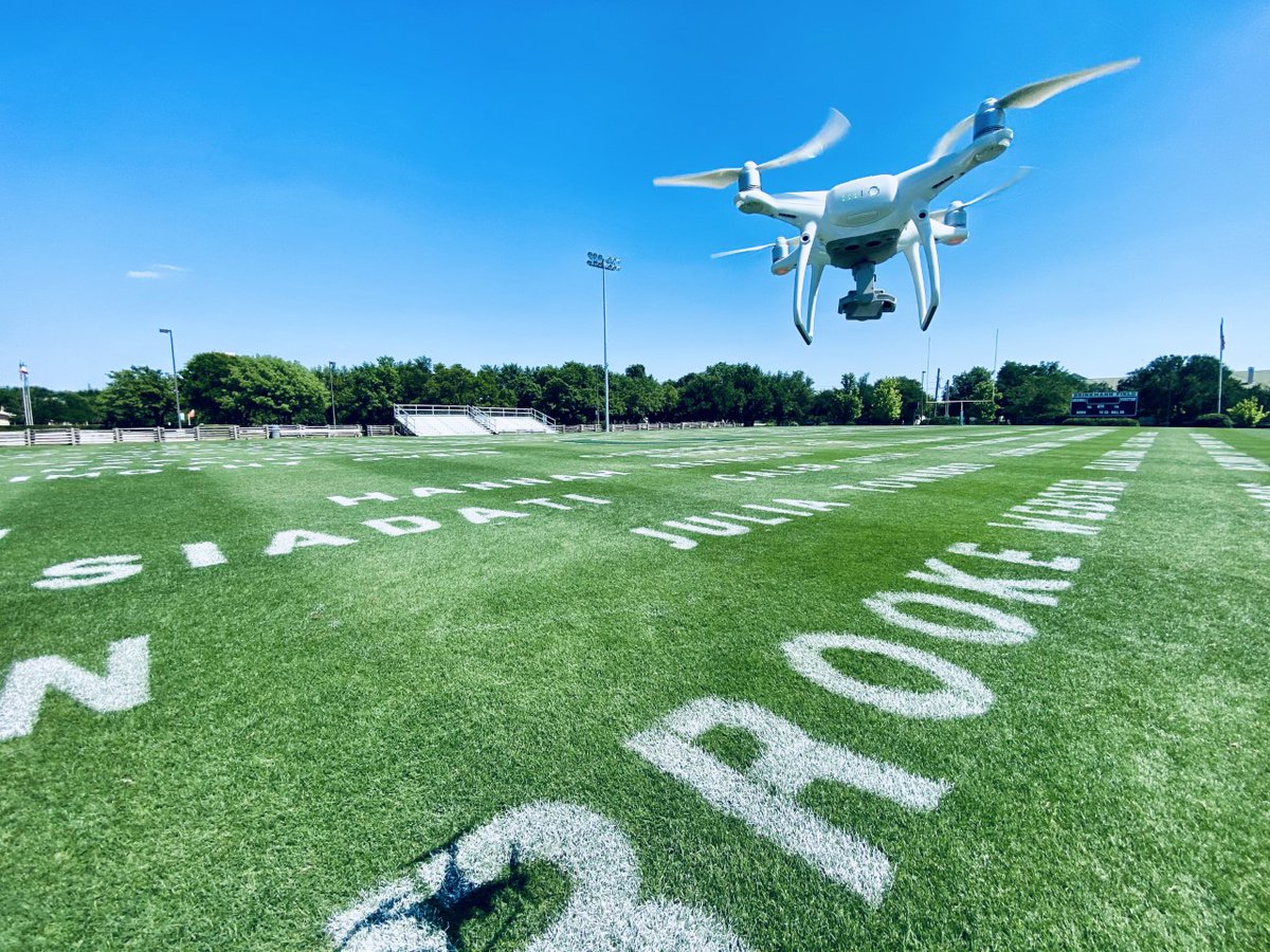 GreenhillSchool's tweet photo. Greenhill salutes our seniors on Brinkmann Field... Go Hornets! Go Class of 2020! #GreenhillTogether #GreenhillSeniors https://t.co/kdzgziemze
