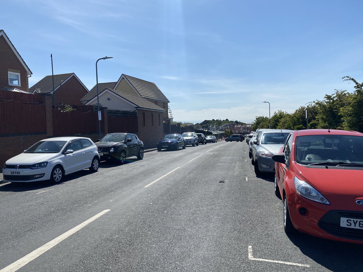 clemett1's tweet photo. Can’t believe it 🤔 visitors paying a visit to Barry Island 🌴 Not good it’s very Busy over here 🦠 all the hard work we have all done gone down the pan .@_BARRYISLAND_ @Barrybados @SWPValeofGlam @barrydistrict @gem_news @ITVWales @VOGCouncil https://t.co/qVXJhKcnH3