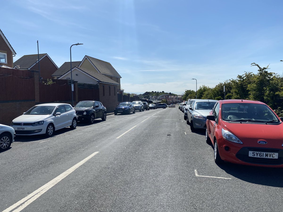 clemett1's tweet photo. Can’t believe it 🤔 visitors paying a visit to Barry Island 🌴 Not good it’s very Busy over here 🦠 all the hard work we have all done gone down the pan .@_BARRYISLAND_ @Barrybados @SWPValeofGlam @barrydistrict @gem_news @ITVWales @VOGCouncil https://t.co/qVXJhKcnH3