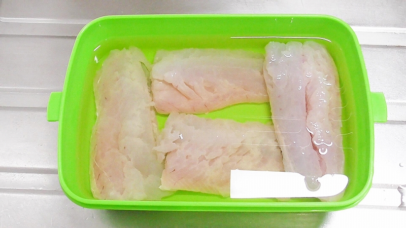 久しぶりに釣りに行ってきました！
大分ではまだ漁港や堤防で釣り禁止の場所も多いので、市や漁協の方に教えていただいて、釣りが解禁された場所のみ、何箇所かでエギングとジグを投げてきました。
今はエソがお酢に漬かっています！