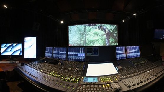 Videomage1's tweet photo. #VIDEOMAGE est #Covid19Ready et la taille de nos studios permet d'assurer la distanciation physique nécessaire (salle d'étalonnage de 70 m2 pouvant accueillir 3 personnes, audi bruitage/post-synchro de 600 m3 pouvant accueillir jusqu'à 6 personnes, ...)
#Postproduction #COVID19 https://t.co/4nqogyAnDt