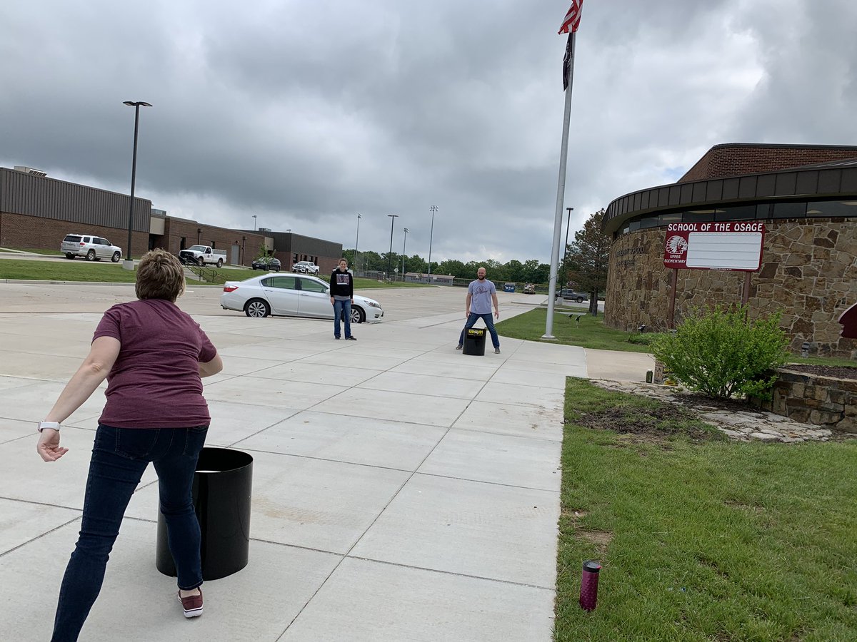 JordyJRob's tweet photo. Making lemonade out of lemons with my 5th grade crew while handing out school supplies! #OneOsage #KanJam https://t.co/3fn9G5xF2A