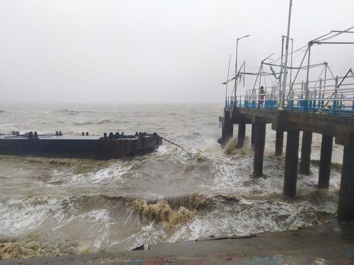 ABPNews's tweet image. #CycloneAmphanUpdate : 160-170 Kmph Storm Ravages Coastal Regions Of #WestBengal; Death Toll Reaches 4

LIVE UPDATES: news.abplive.com/news/india/cyc…