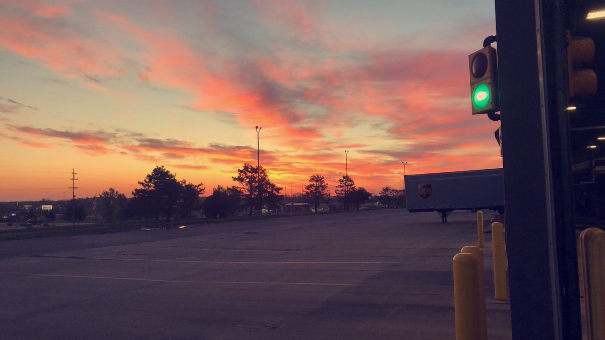 Another beautiful morning on the preload in GR. We ran 92,000 packages safely while having great service. Thank you to all of our centers for their hard work during this time. Keep it up!💪🏻 #peaksmiles <a href="/PaulHuyser/">Paul Huyser</a> <a href="/Mark_L_Smith/">Mark Lawrence Smith</a>