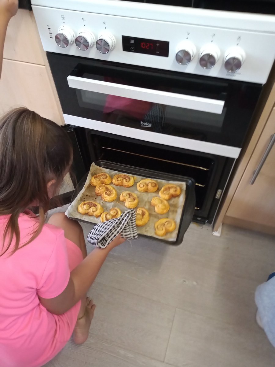 debzhoskison87's tweet photo. @WorplePurple Mia made cinimon swirls https://t.co/QFWGpGIHOC