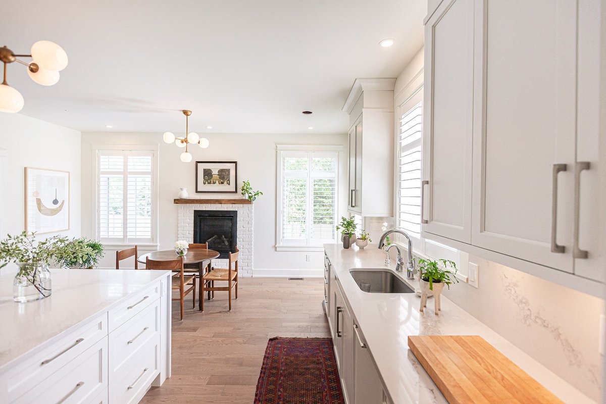 How whimsical and charming is this kitchen!? 🤍

The monochromatic beauty designed by Vanessa Horwat features layers of white finishes to create a dreamy atmosphere. The white cabinets with traditional details, including classic crown molding, bring an elegance to the space.