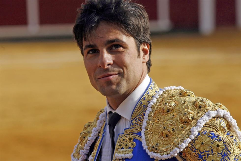 unodeldiezE's tweet photo. El torero Fran Rivera denuncia la mala situación del mundo del toro: "No pedimos subvenciones, pedimos la ayuda que tenemos derecho".
¡Claro que sí, campeón! Cuando es para tí, se llama ayuda y cuando es para los demás se llama subvención, mamandurria, paguita, sueldo Nescafé... https://t.co/G72pI5Pt6q