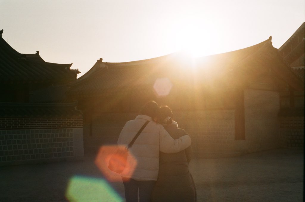 silvermemi's tweet photo. 경복궁에서 찍은 사진
#경복궁 #스냅사진 #필름사진 #필름카메라 #filmphoto #한복사진 #해질녘 #겨울사진 https://t.co/U9i2tS3OS0