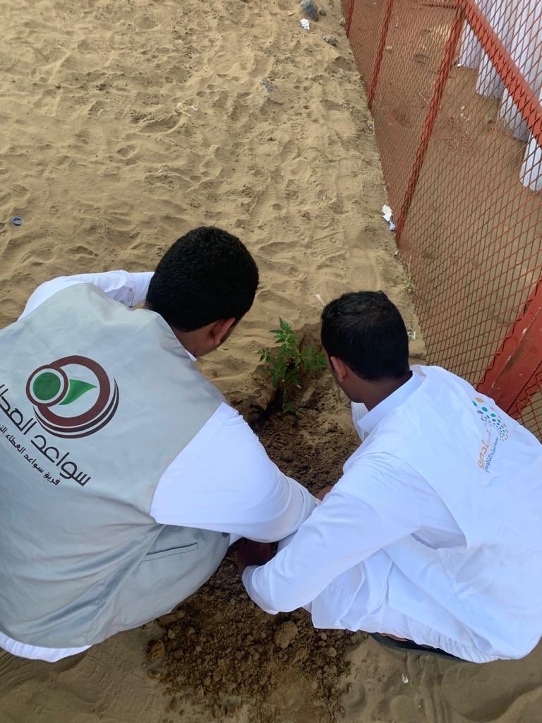 saw3ed's tweet photo. @BShVC_ من اجمل الشراكات التطوعية بين الفريق وجمعية بصمة شباب التطوعية ( شراكتنا في مشروع اغرس شجرة والذي نظمته الجمعية وتم تنفيذه عن طريق فريقها في دوقة وفريق سواعد العطاء ) https://t.co/qW48peO84p