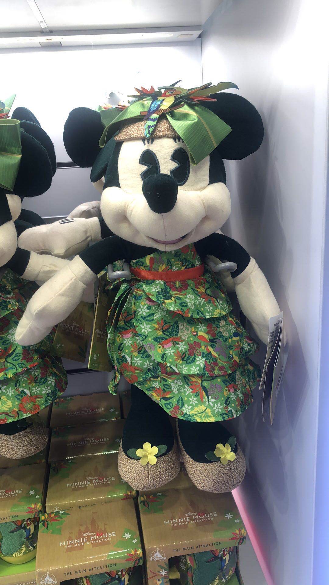 上海ディズニーグッズ紹介アカウント 今日から上海のディズニーストアで発売されている中国ミッキーのピン マグネット マスキングテープ上海 5月のアトラクションミニーはオンライン 店舗共に全種類売切れたみたいです 早い