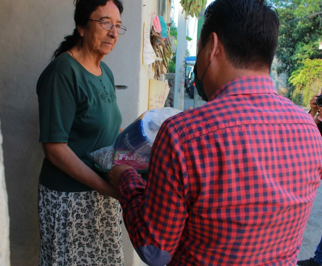 AdrianCazaresG's tweet photo. El día de ayer comenzamos con la segunda entrega de despensas a las familias del municipio de #ZacualpanDeAmilpas.
Nuevamente recorriendo casa por casa. Gracias a todo el personal del Ayuntamiento por siempre tener la camiseta bien puesta en beneficio de nuestros pueblos. https://t.co/a3LdSbGUkJ