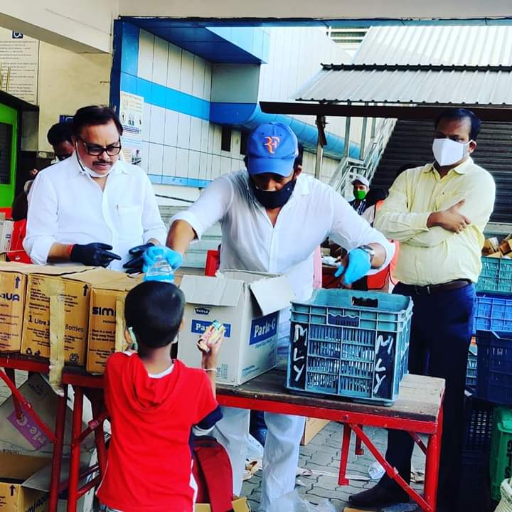 RahulKu4165's tweet photo. Borivali To Gorakhpur
@ravikishann जी जब तक विदा नही किये तब तक हिले नही।
ट्रेन का समय 2 बजे का था जब पता चला की ट्रेन नही निकला तो उन्हें चिन्ता होने लगा वो स्वमं स्टेशन पर जाकर समस्या का समाधान किये जब तक ट्रेन नही निकला तब तक वहाँ से  हिले नही इसे कहते है जनता का सेवक।🙏🙏 https://t.co/ydqhoNgGp4
