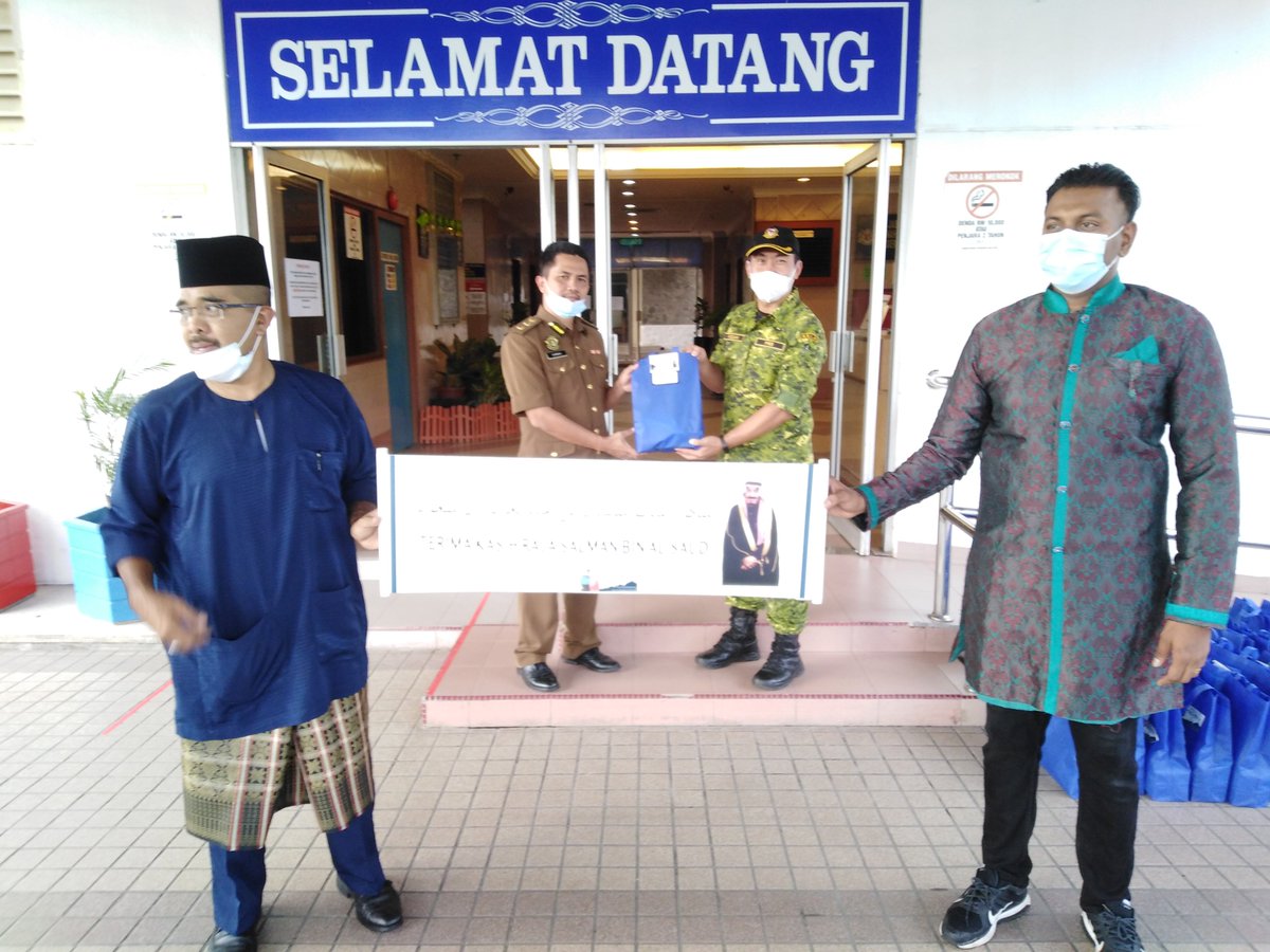 Program Berbuka Puasa atau 'Iftar Khadim Al-Harmain al-Sharifain' ini disumbangkan oleh Raja Salman Bin Abdulaziz Al-Saud kepada kesemua Para Petugas di barisan hadapan semasa musim wabak covid19 ini.
#SalamRamadhan #Frontliners #PKPB #Iftar #StaySafe #MalaysiaBbasCovid19