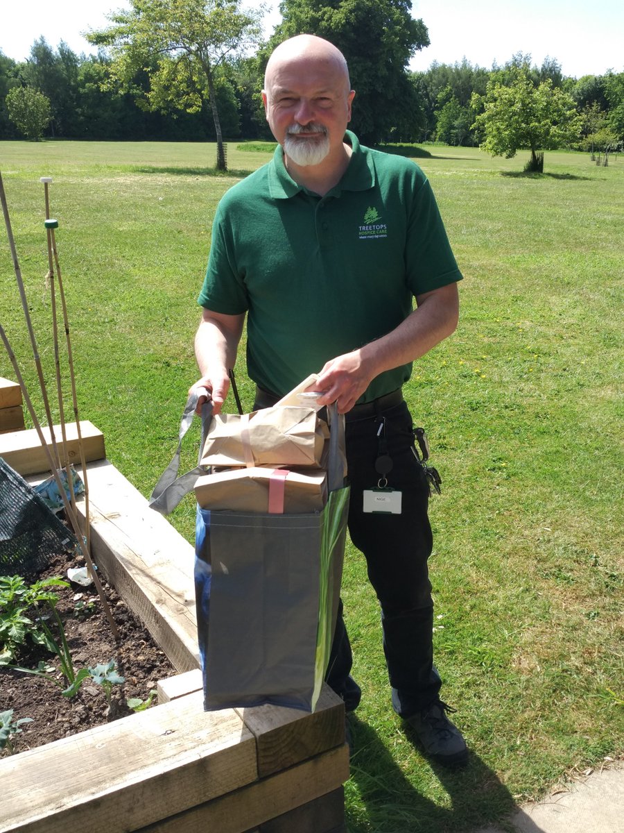 SandiacreAid's tweet photo. Treetops Hospice Care (@treetopshospice ) are the latest recipients of the Calendula "Sowing Hope" seed kits we are distributing on behalf of @AgeUK_DD. Pictured is Nige, receiving a batch of kits on behalf of Treetops 🌈♥️👍 https://t.co/xOlpbnjz6d