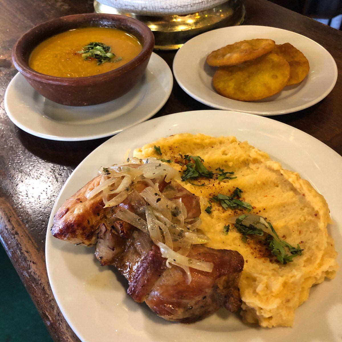 LaFlordeChile's tweet photo. Menú del dia: crema natural zapallo zanahoria+pulpa de cerdo al horno con agregado (puré o arroz o papas fritas)+lata bebida 5,500. Te lo llevamos a tu casa o retiro en el local 322689554 https://t.co/Dg0hq4ge7B
