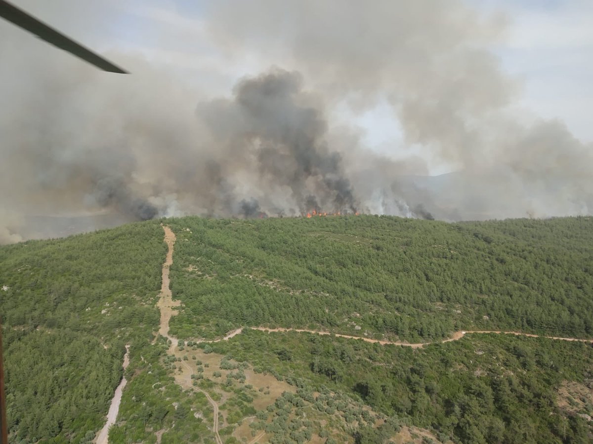 OGMgovtr's tweet photo. #Muğla Kısırlar mevkii yakınlarında 15.33’de başlayan orman yangınına saat 15.45 itibari ile ilk müdahale yapılmıştır. 🔥🚒🧯
3 Helikopter, 30 arazöz, 3 dozer, 3 su ikmal tankı ile birlikte kahraman personelimiz yangına karşı canla başla mücadele ediyorlar. 
Dualarımız sizlerle🤲 https://t.co/oHWGIVSLLJ