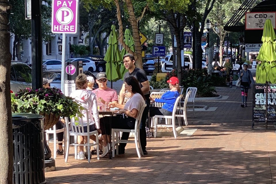 VisitSarasota's tweet photo. Check out this gallery of restaurants and other businesses around #MySarasota easing back towards full service this week 👍🌴☀️ #SRQStrong
🖼👉 https://t.co/wrRdE5qeFf https://t.co/pHMAQDhvZI