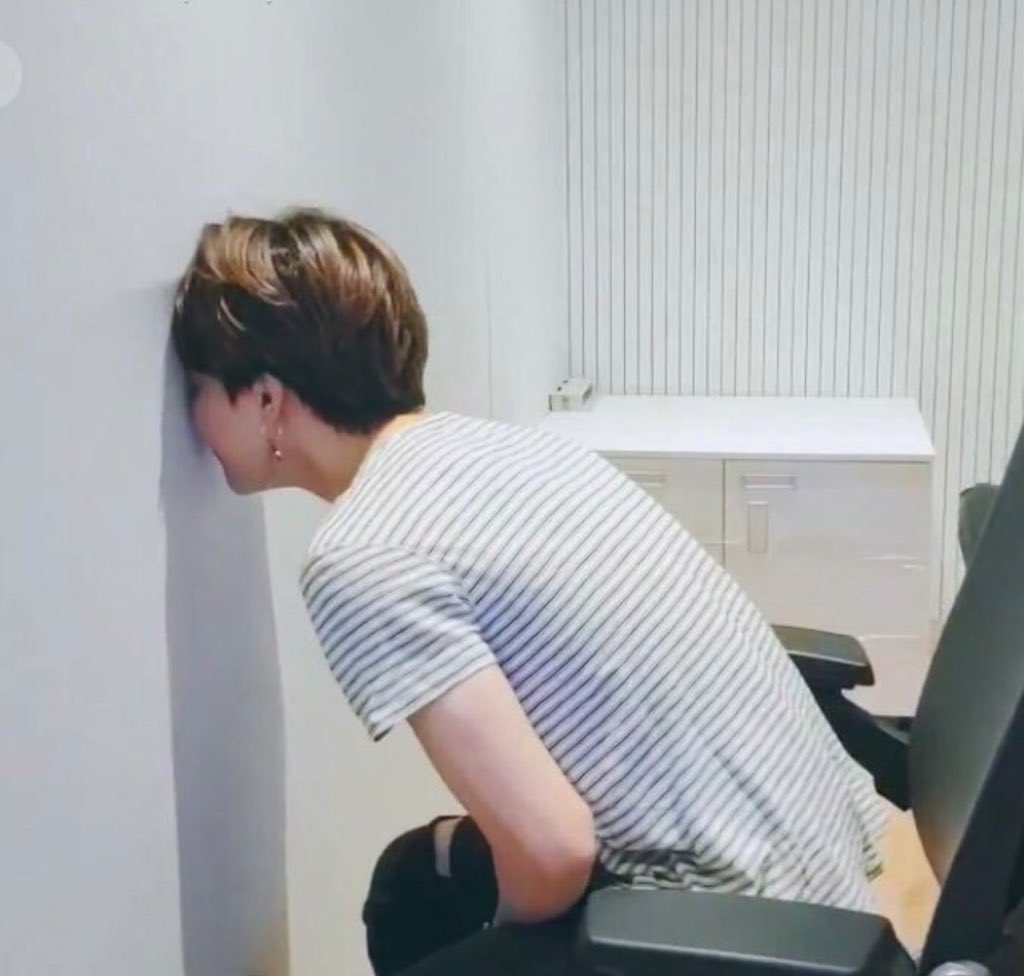 jjass33's tweet photo. @BigHitEnt Jungkook???Yoongi??? Oh my jesus! Idk it looks like yoongi idk ahhhh https://t.co/ukU3Zj0fBM