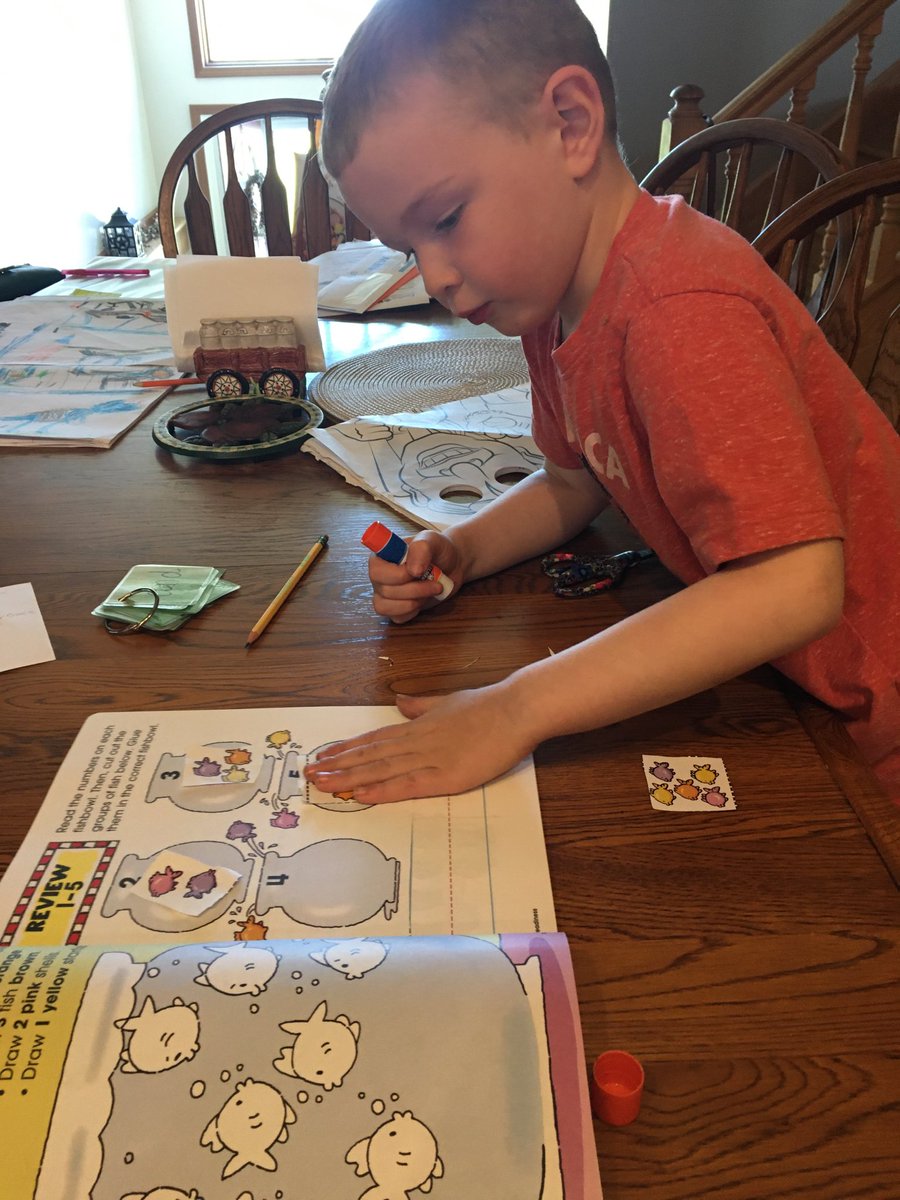 ARobScience's tweet image. ⁦@RSkopinsky⁩ reviewing 1-5 and practicing with the scissors and glue.⁦@Elroy21⁩