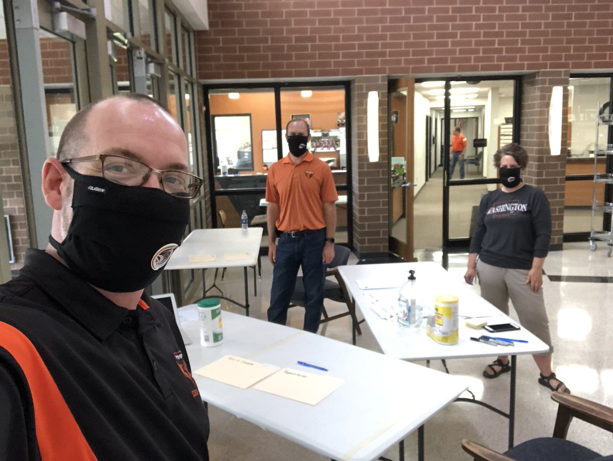 juddman19's tweet photo. Senior computer roll-in through the glass! @jeffbrock80 @joanhippen #washpride https://t.co/iqWFdAOS04
