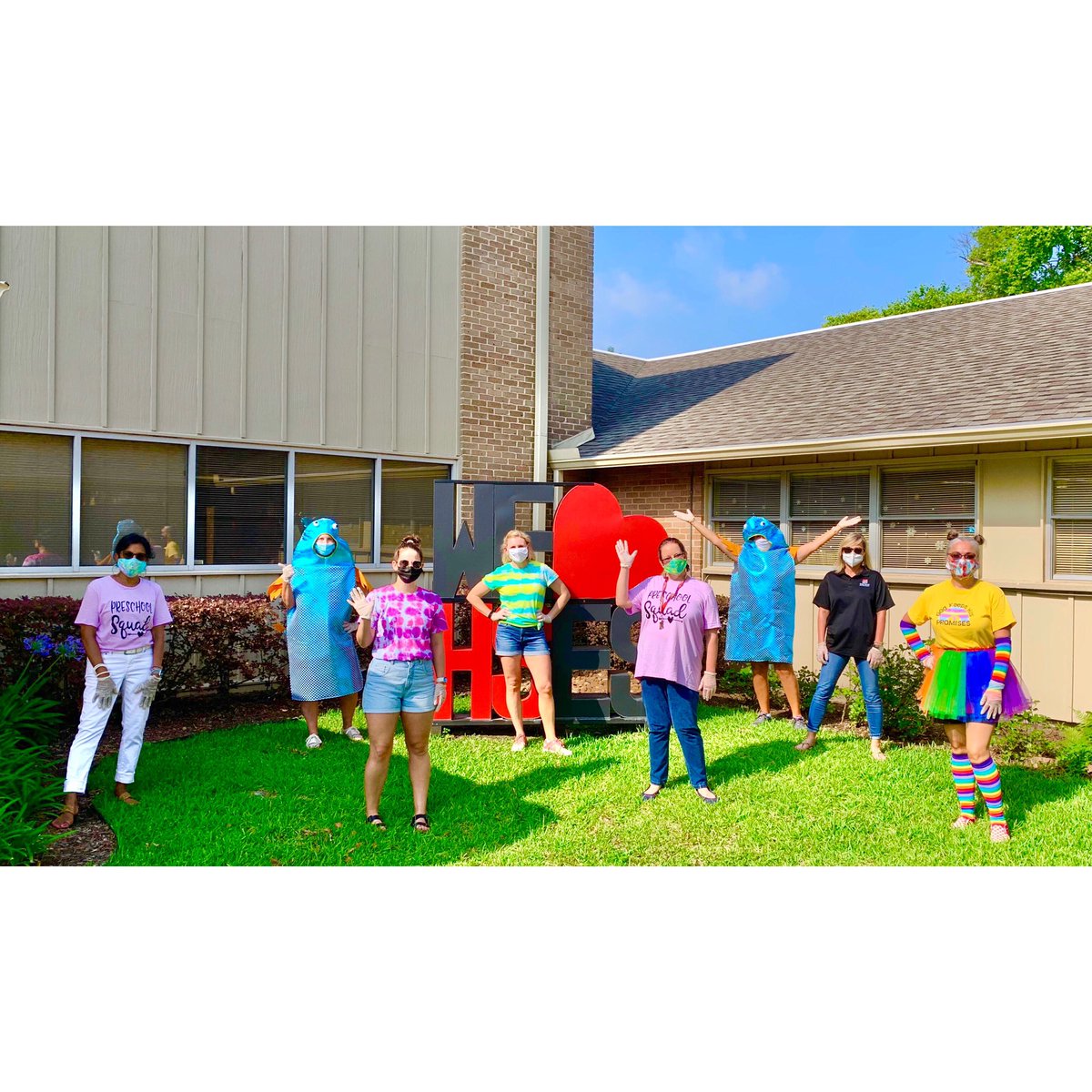 hsessaints's tweet photo. 🌈  Primary 3 Drive Thru 🐟 ⁣
⁣
What a special time for our Primary 3 students and teachers! Oh how we have missed each other! ⁣
⁣
Have a wonderful summer. Know that your teachers love you VERY much! ⁣
⁣
#welovehses  #welovehsesteachers #hsesfamily #weloveandmissyou https://t.co/7FkFwtVo5T