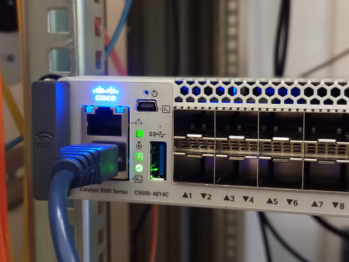 o_dolezal's tweet image. Na můj vkus celkem dost peněz za svítící logo, ale budiž.

#NewCore