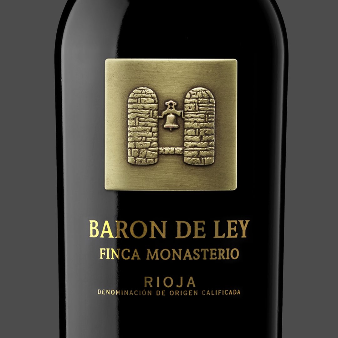 Moruba's tweet photo. Finca Monasterio. Etiqueta metálica, serigrafía dorada, botella grabada. Oro y negro. Los mínimos elementos para el vino más singular de Barón de Ley. 
@BaronDeLeyRioja https://t.co/raIJ7dgli6