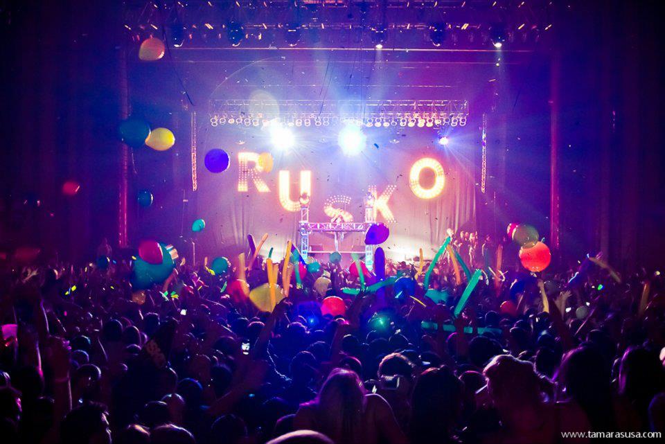 reactpresents's tweet photo. WHAT!!! 🤯 🤯 🤯 #TBT : @ruskoofficial New Years Eve Ball at the Congress Theatre 2013 🤩 📹: @tamarasusa
#reactpresents #rusko #newyeareve #chicago https://t.co/7jZ2zhSdC0