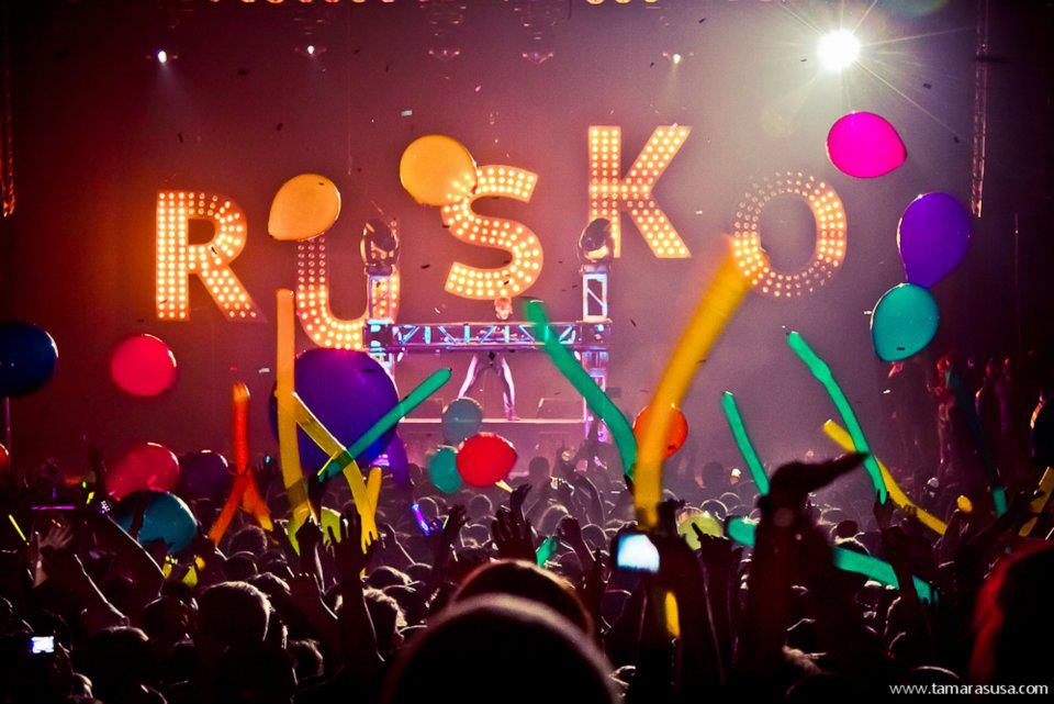 reactpresents's tweet photo. WHAT!!! 🤯 🤯 🤯 #TBT : @ruskoofficial New Years Eve Ball at the Congress Theatre 2013 🤩 📹: @tamarasusa
#reactpresents #rusko #newyeareve #chicago https://t.co/7jZ2zhSdC0