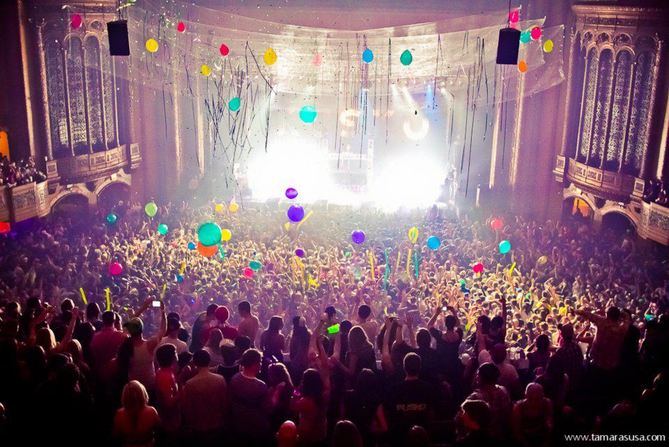 reactpresents's tweet photo. WHAT!!! 🤯 🤯 🤯 #TBT : @ruskoofficial New Years Eve Ball at the Congress Theatre 2013 🤩 📹: @tamarasusa
#reactpresents #rusko #newyeareve #chicago https://t.co/7jZ2zhSdC0