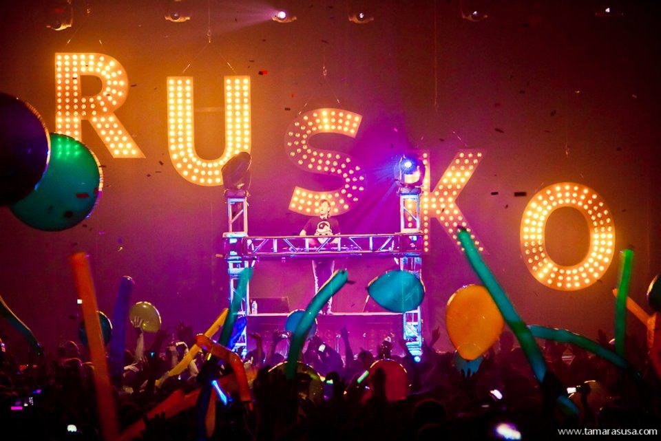 reactpresents's tweet photo. WHAT!!! 🤯 🤯 🤯 #TBT : @ruskoofficial New Years Eve Ball at the Congress Theatre 2013 🤩 📹: @tamarasusa
#reactpresents #rusko #newyeareve #chicago https://t.co/7jZ2zhSdC0