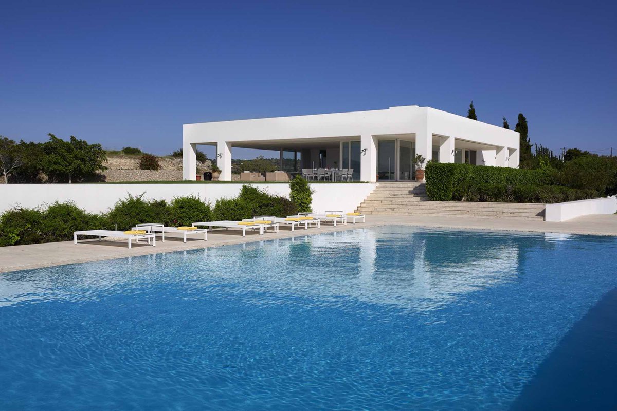 BeyondSpaces's tweet photo. Villa Moraine is an ultra-modern seafront property, gloriously occupying a private peninsula in the area of Koilada Porto Heli, with direct access to a small private pebble beach a few steps away, ideal for families and friends.#PortoHeli #Greece #GreekVillas #LuxuryTravel https://t.co/0BNniUc5nT