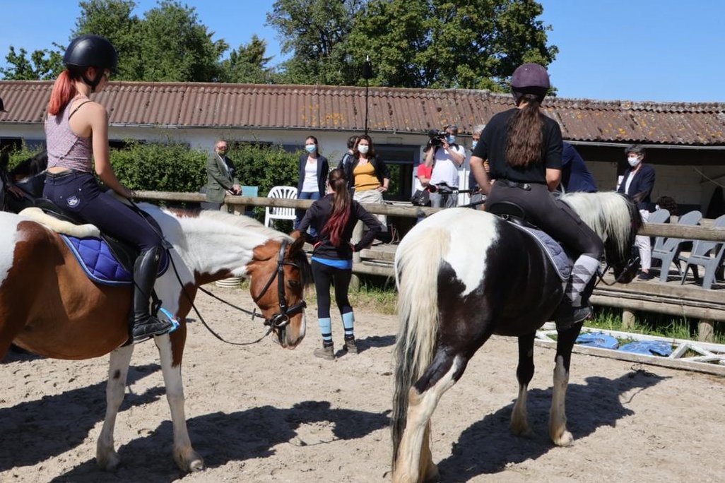 FFEquitation's tweet photo. 1 semaine après la reprise d'activité ds les clubs d'#équitation, la Ministre des sports @RoxaMaracineanu est allée à la rencontre du dirigeant &amp; des cavaliers d'un établissement équestre dans @Les_Yvelines. L'occasion de constater la parfaite application des mesures sanitaires. https://t.co/diOSXISeCq