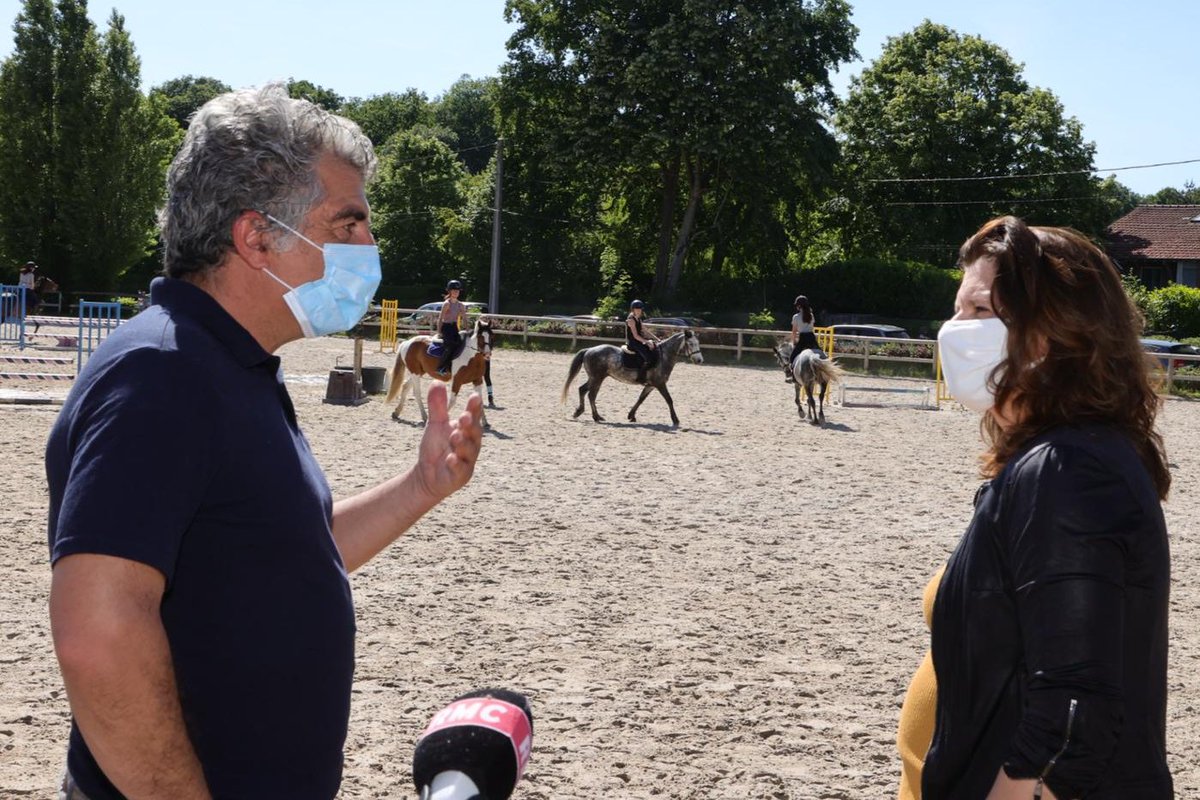 FFEquitation's tweet photo. 1 semaine après la reprise d'activité ds les clubs d'#équitation, la Ministre des sports @RoxaMaracineanu est allée à la rencontre du dirigeant &amp; des cavaliers d'un établissement équestre dans @Les_Yvelines. L'occasion de constater la parfaite application des mesures sanitaires. https://t.co/diOSXISeCq
