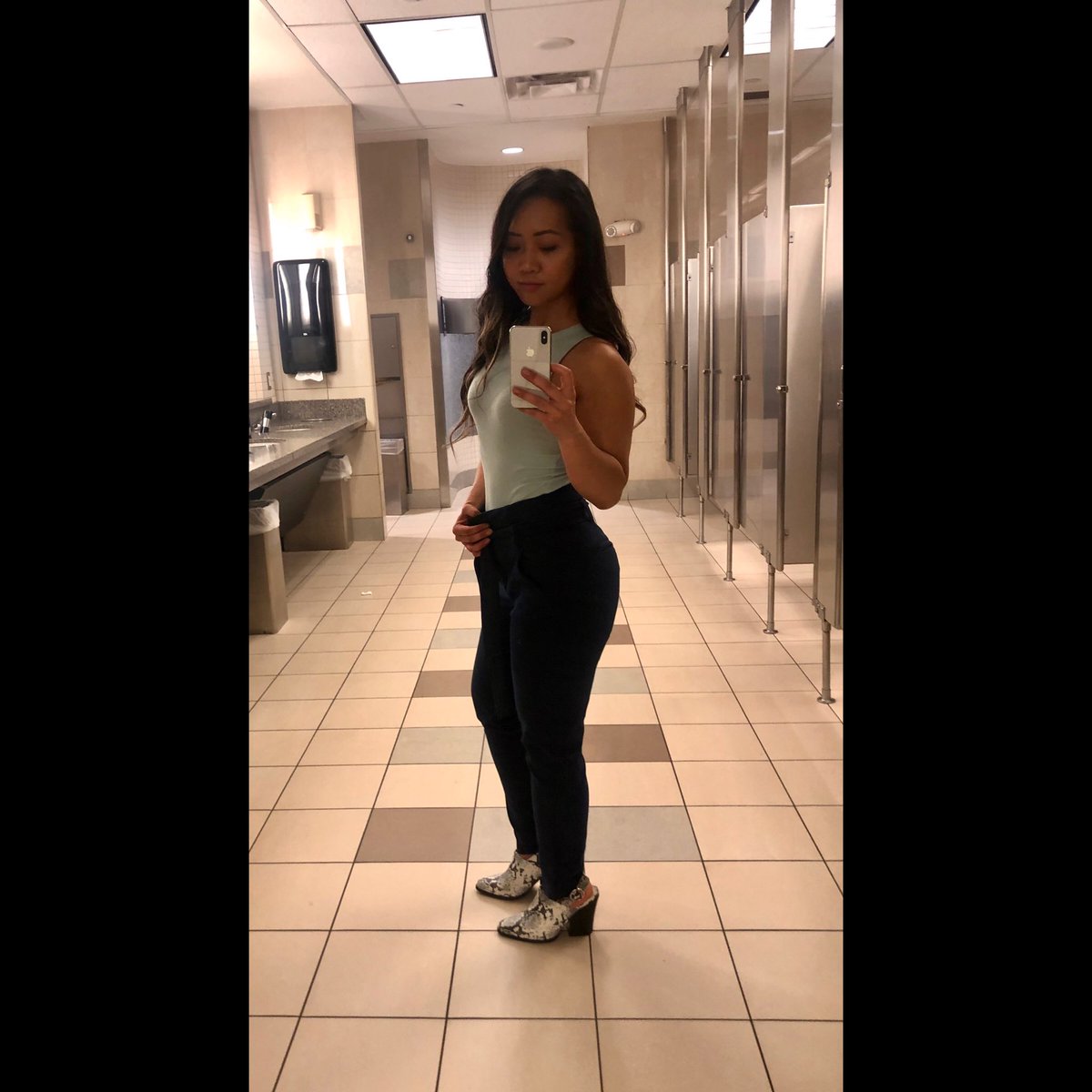supa_cox's tweet photo. What’s good Twitter? Been a minute but I’m still here, #fierce as ever. Feeling a special type of way today. #soupison #empowered #ilovedressesbutiwearthepantsinmyworld #supa #wcw #womenwednesday #mombod #wellnessdivision #sbtm #strongbodystrongmind #picoftheday #ootd #hi #werk https://t.co/q5F2JTarV8
